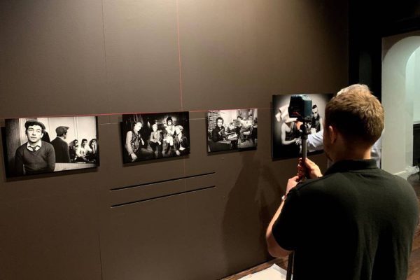 how-to-hang-artwork-exhibition-002 how-to-hang-artwork-exhibition-002