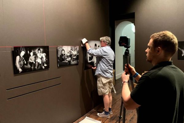 how-to-hang-artwork-exhibition-003 how-to-hang-artwork-exhibition-003