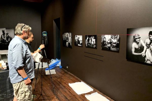 how-to-hang-artwork-exhibition-004 how-to-hang-artwork-exhibition-004